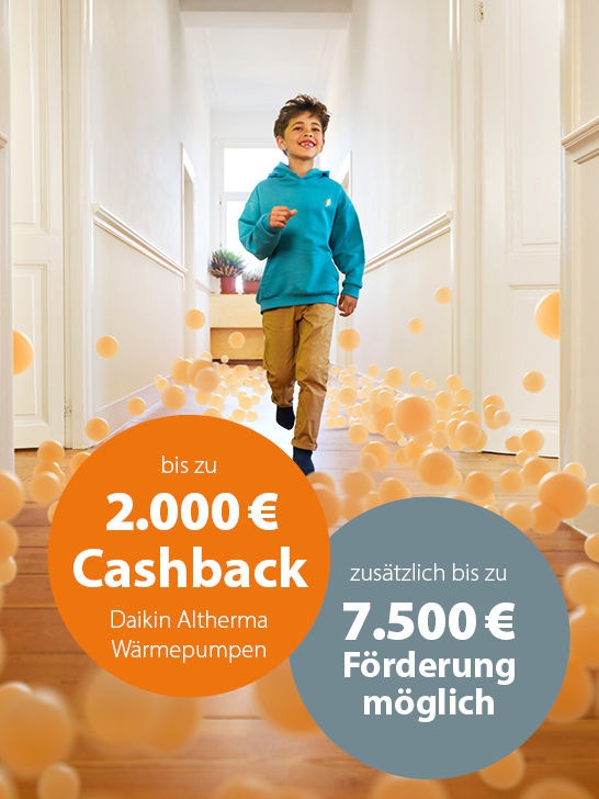 Bub läuft einen Flur entlang