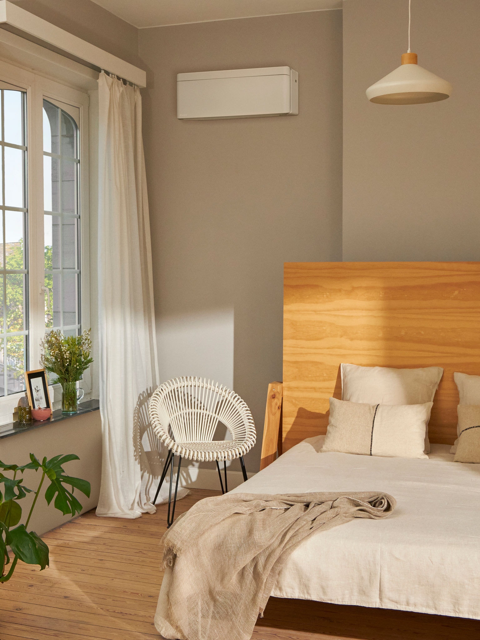 Ein schickes Schlafzimmer mit einem weißen Klimagerät an der Wand