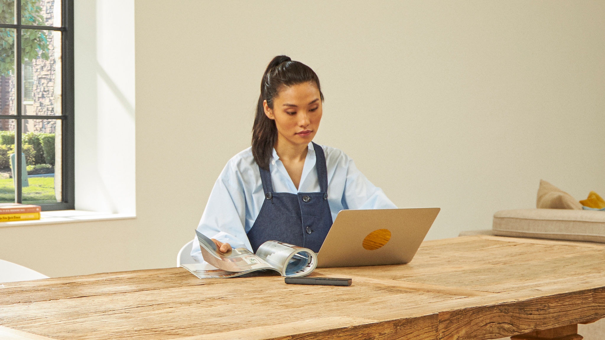 Frau mit Laptop
