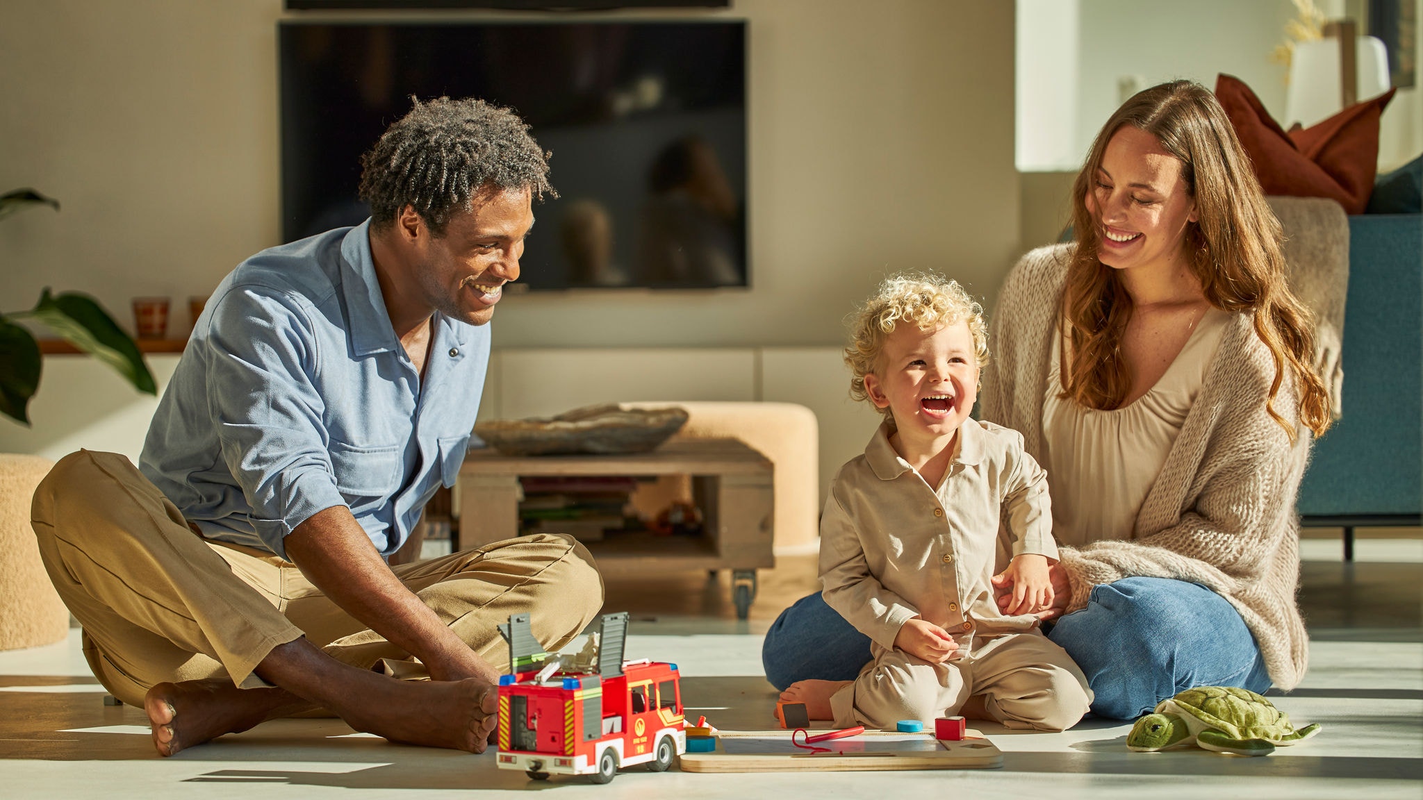 Eine glückliche Familie beim Spielen