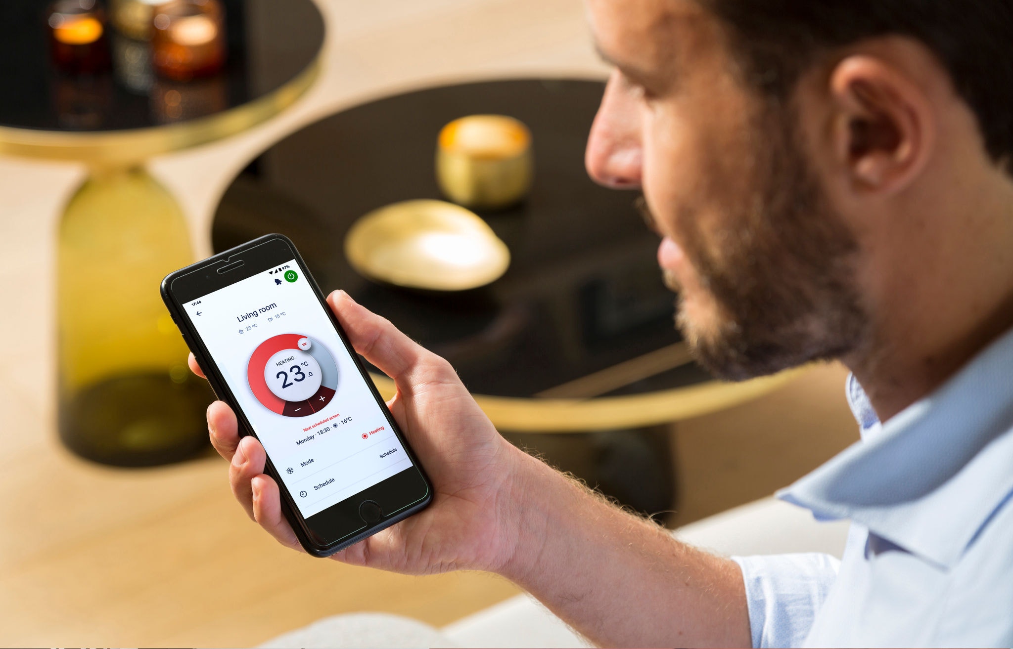 Mann nutzt die Onecta App auf seinem Smartphone