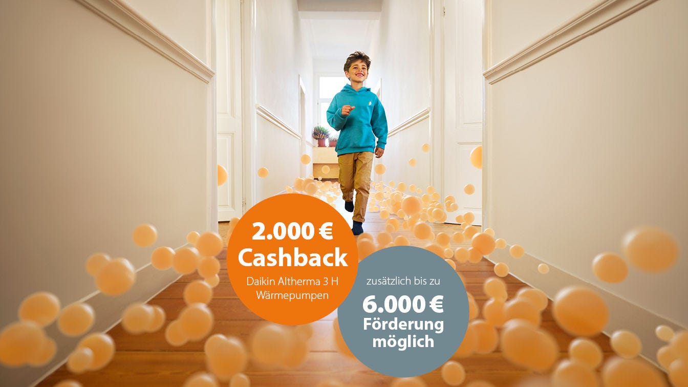 Kind, den Flur entlang laufend