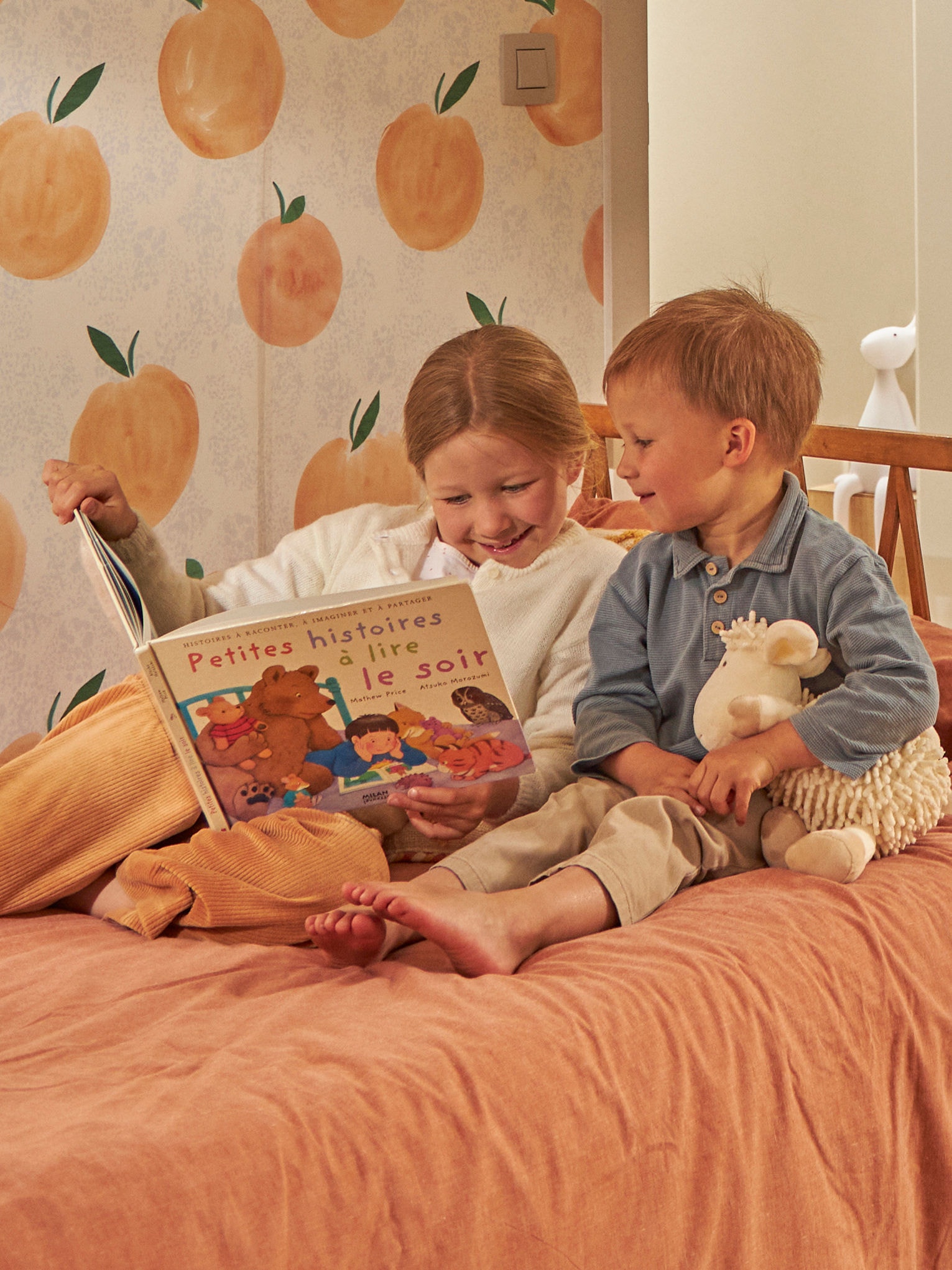 Kinder lesen ein Buch im Bett