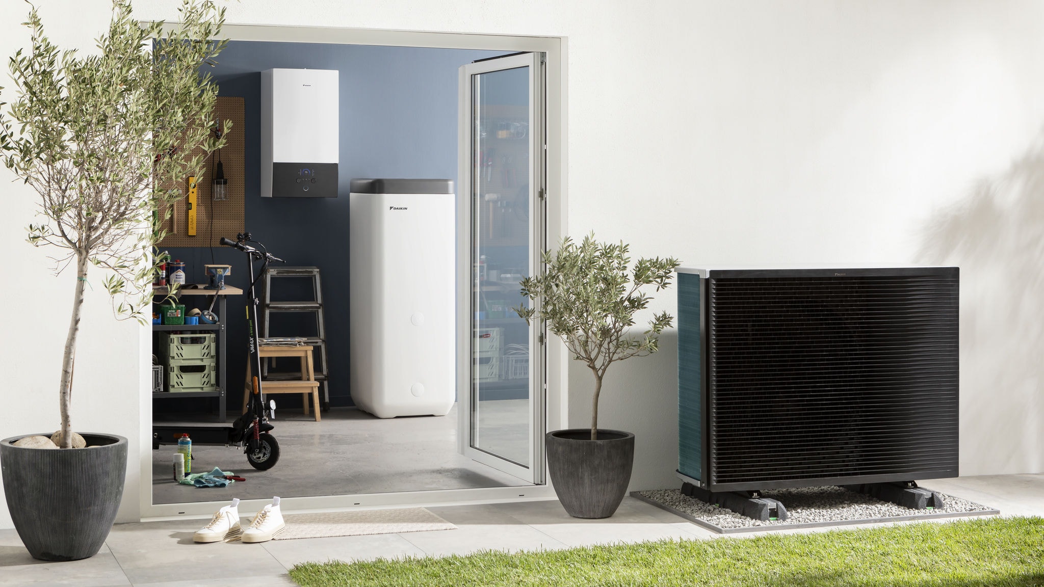 Der Warmwasserspeicher und das Außengerät fügen sich unauffällig in den Wirtschaftsraum und in den Garten ein
