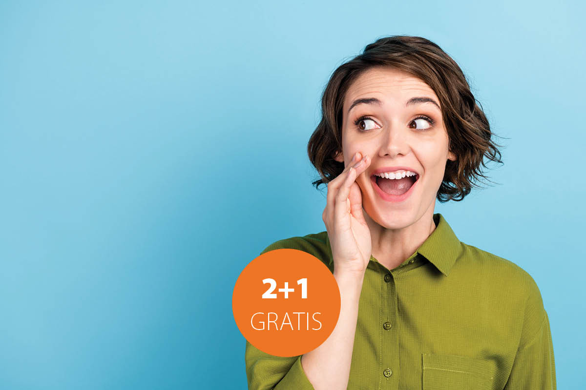 Frau mit grünem Shirt vor blauem Hintergrund