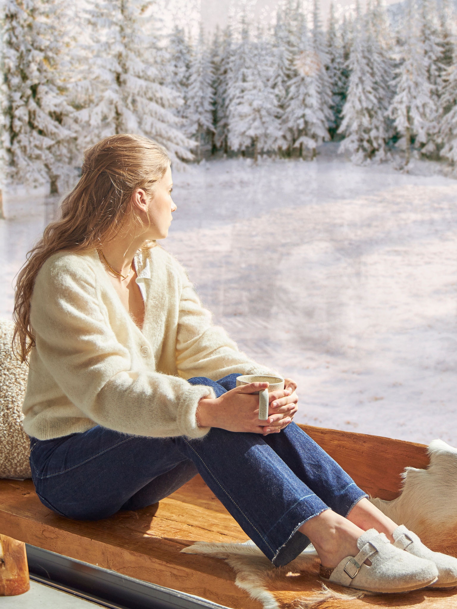 Ein Mädchen genießt die Aussicht bei perfekter Temperatur, dank Daikin