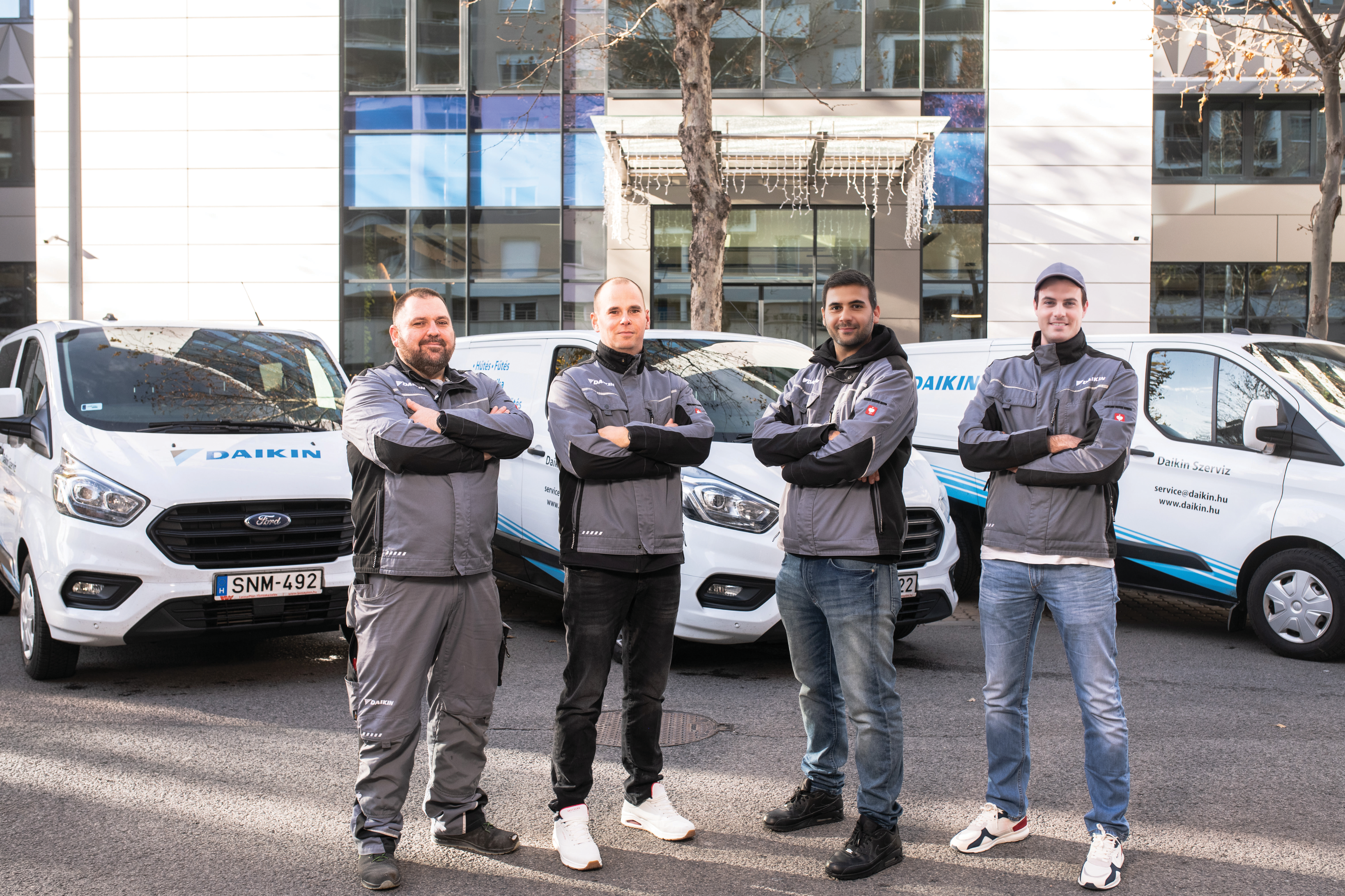 Daikin Servicetechniker gehen zum Service Auto