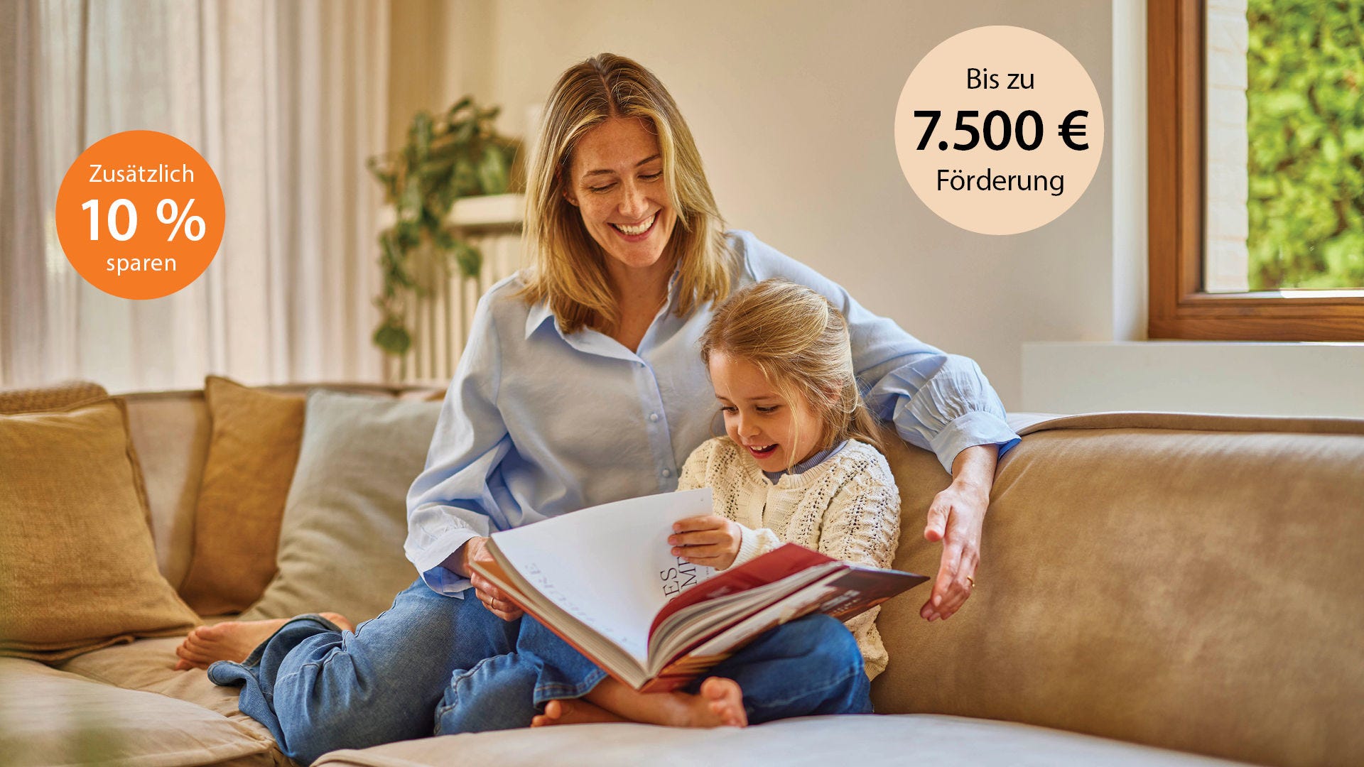 Mutter mit Tochter am Sofa sitzend und lesend