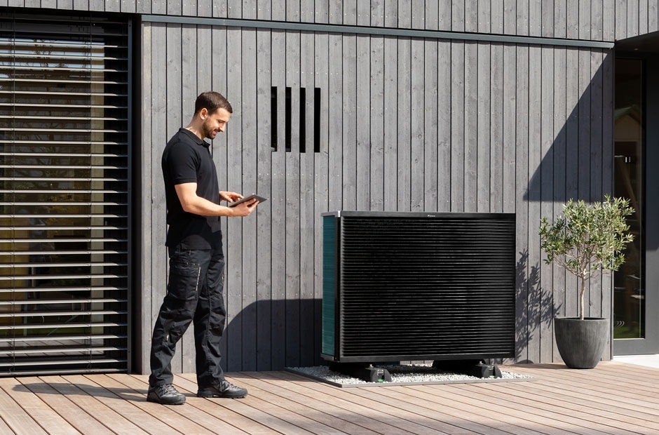 Installateur mit einem Daikin Altherma Außengerät
