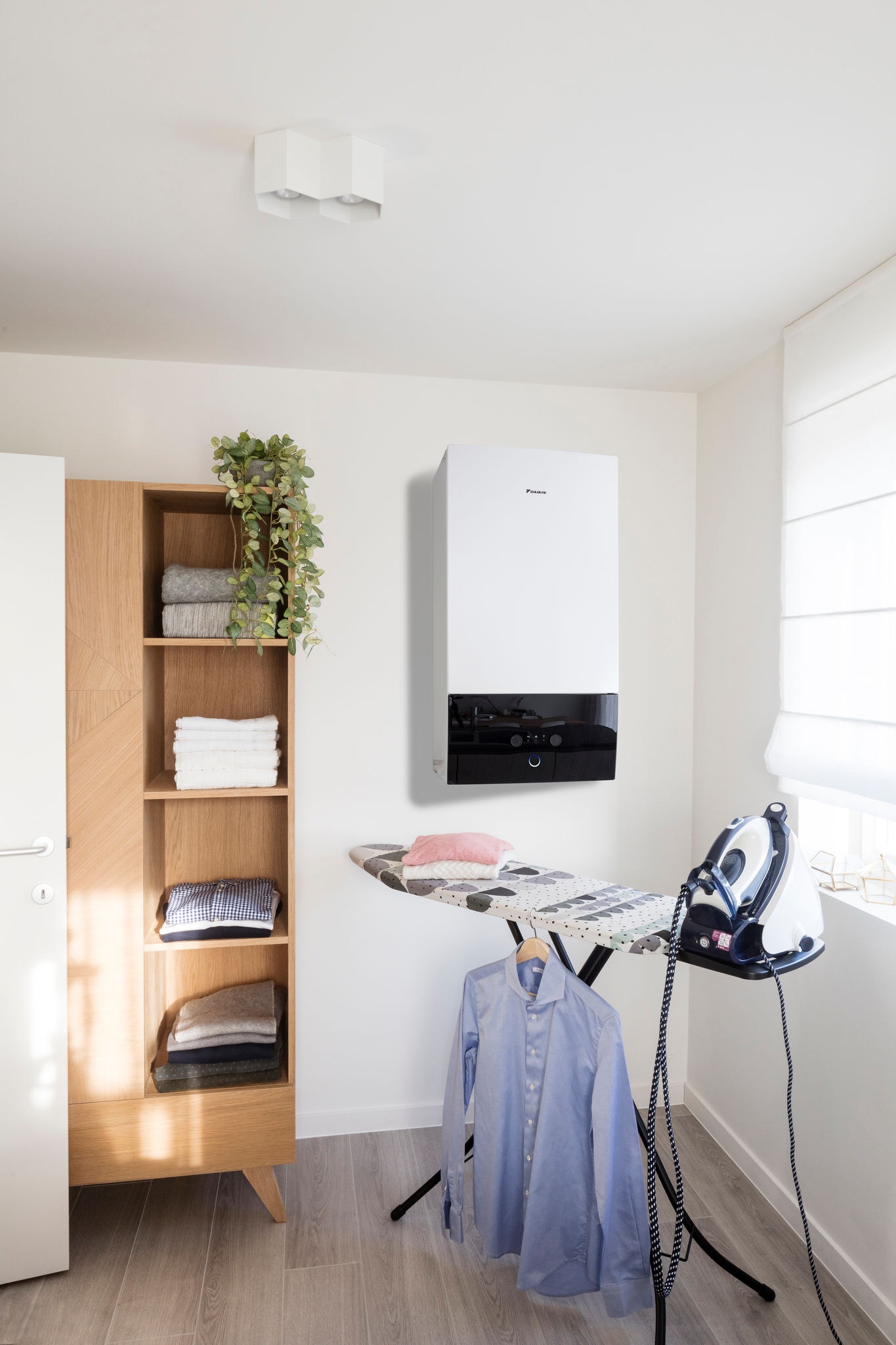 In einer Waschküche installierte, mit Solarkollektoren kombinierte Daikin Altherma Inneneinheit