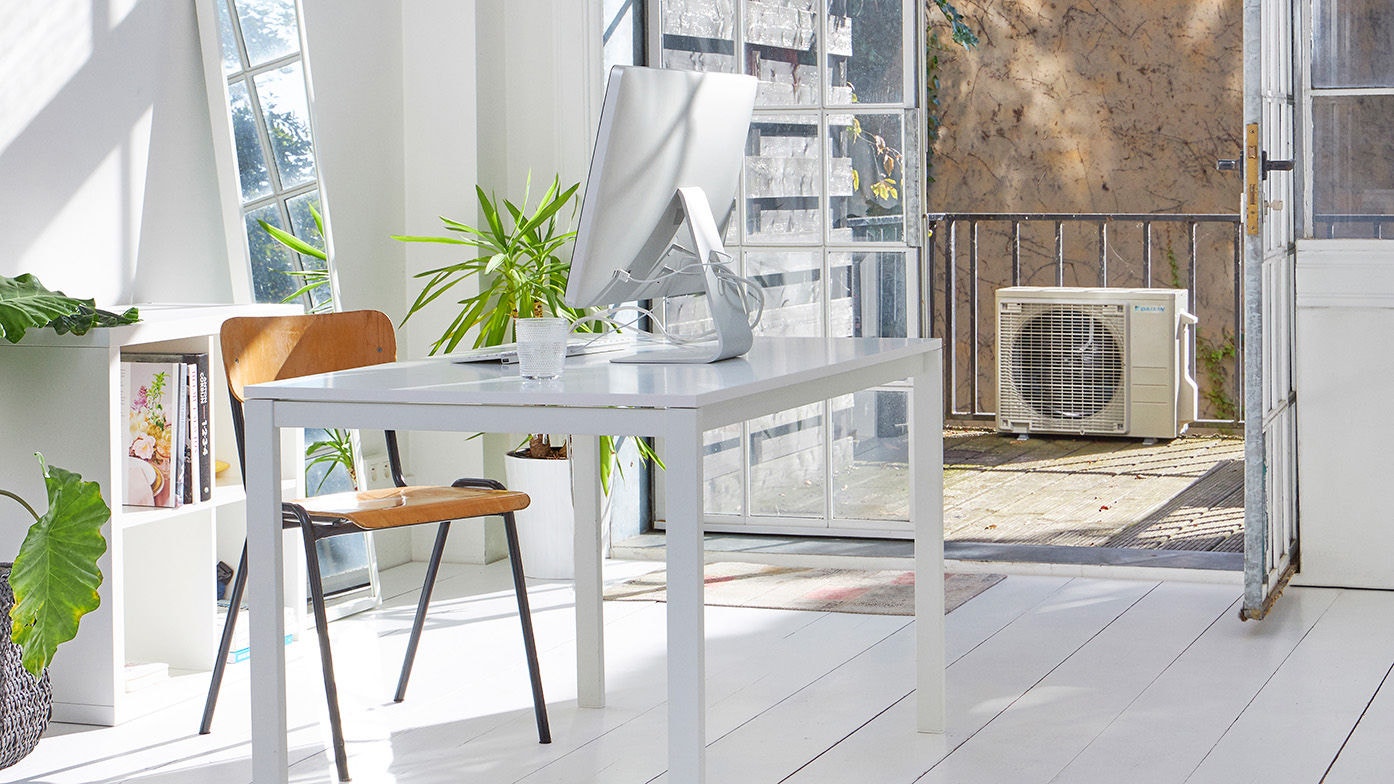 Zimmer mit Balkon mit einem Außengerät