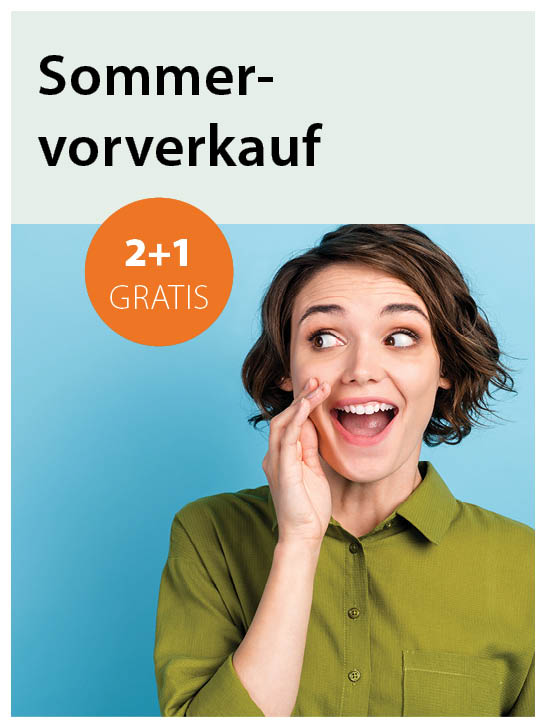 Frau mit grünem Shirt vor blauem Hintergrund