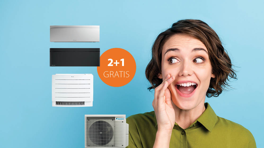 Frau hinter blauem Hintergrund hebt die Hand zum Mund, um eine Neuigkeit zu verkünden