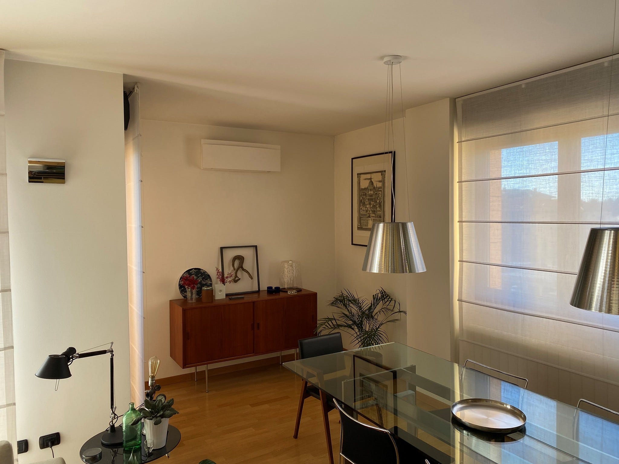 Ein Wohnzimmer mit einem montierten Daikin Innengerät