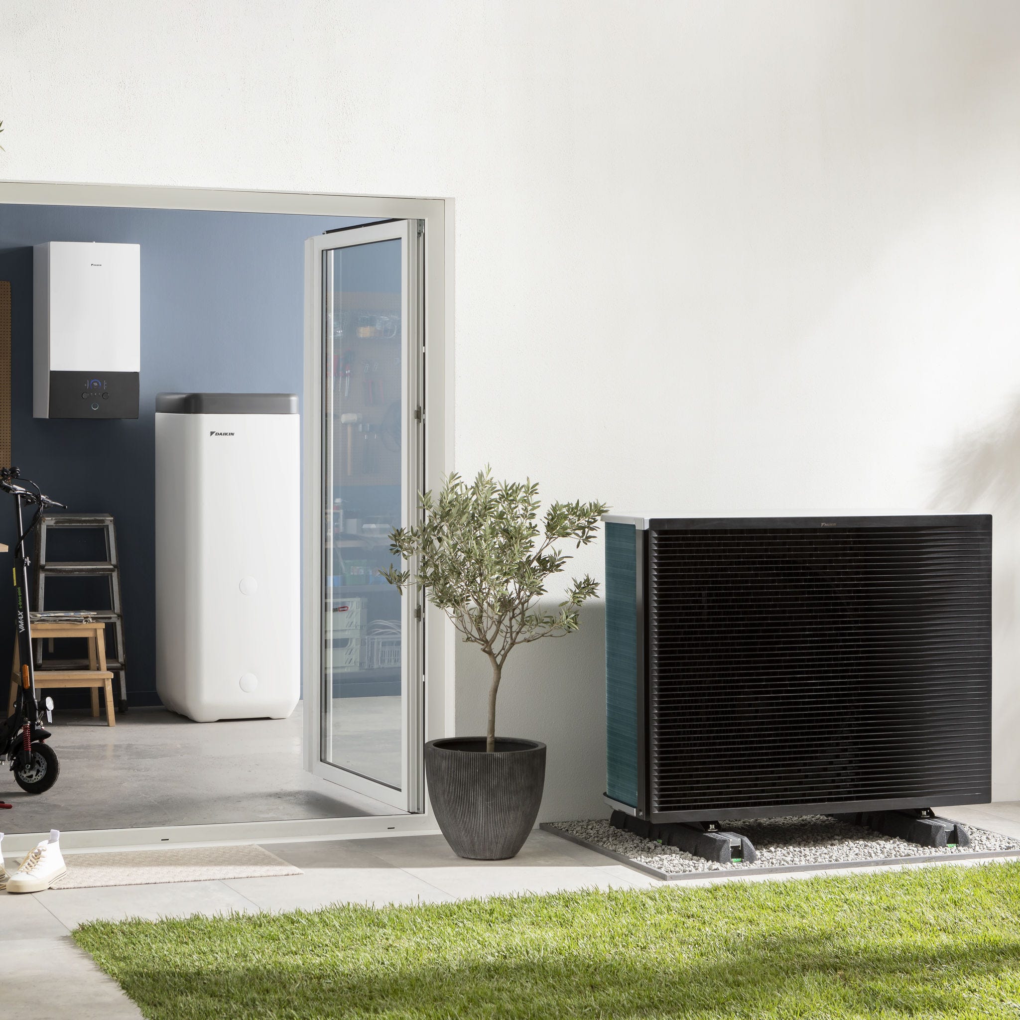 Wärmepumpen-Außengerät im Garten