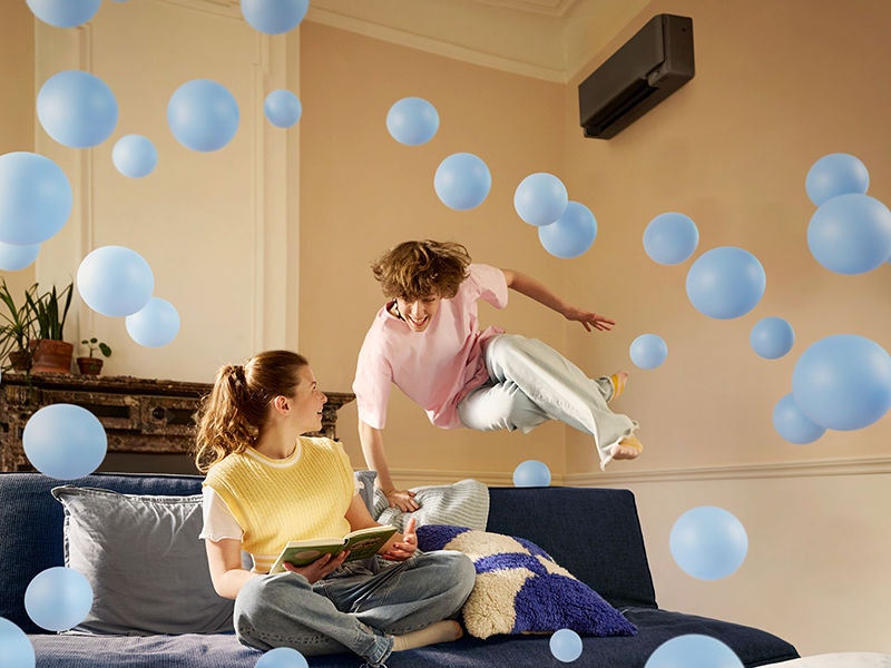 Schwester mit Bruder im Wohnzimmer
