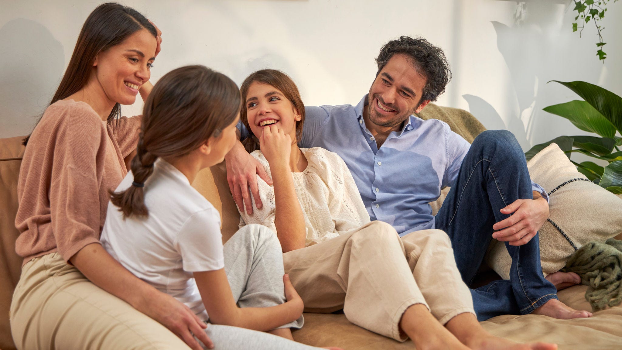 Eine Familie auf der Couch unterhält sich