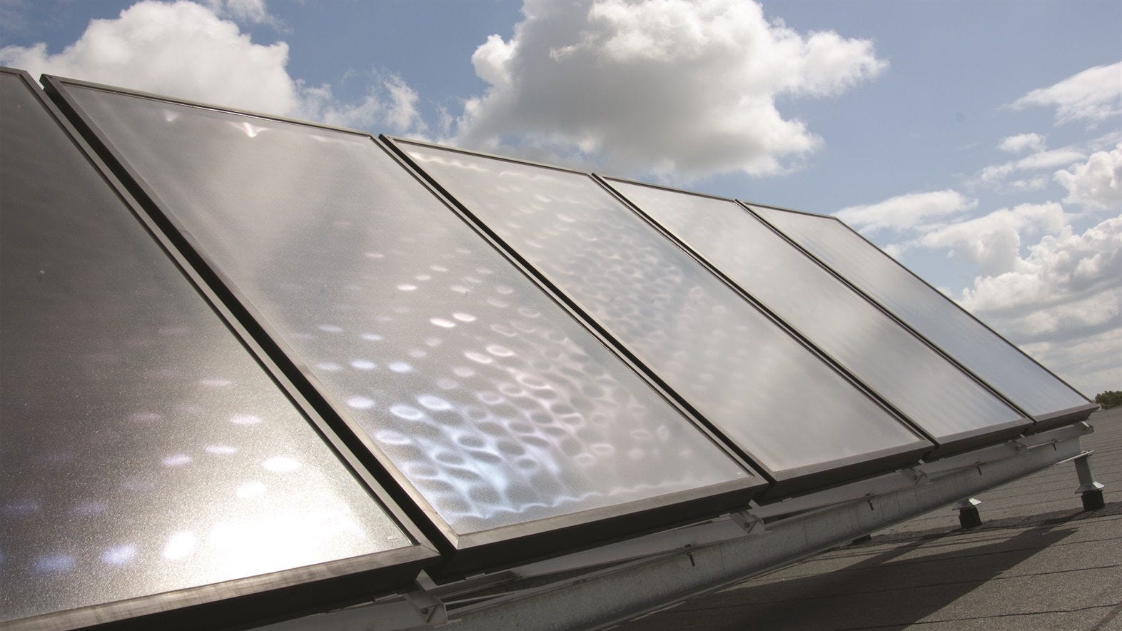 Solarkollektoren versorgen Daikin Wärmepumpen für energieeffizientes Heizen