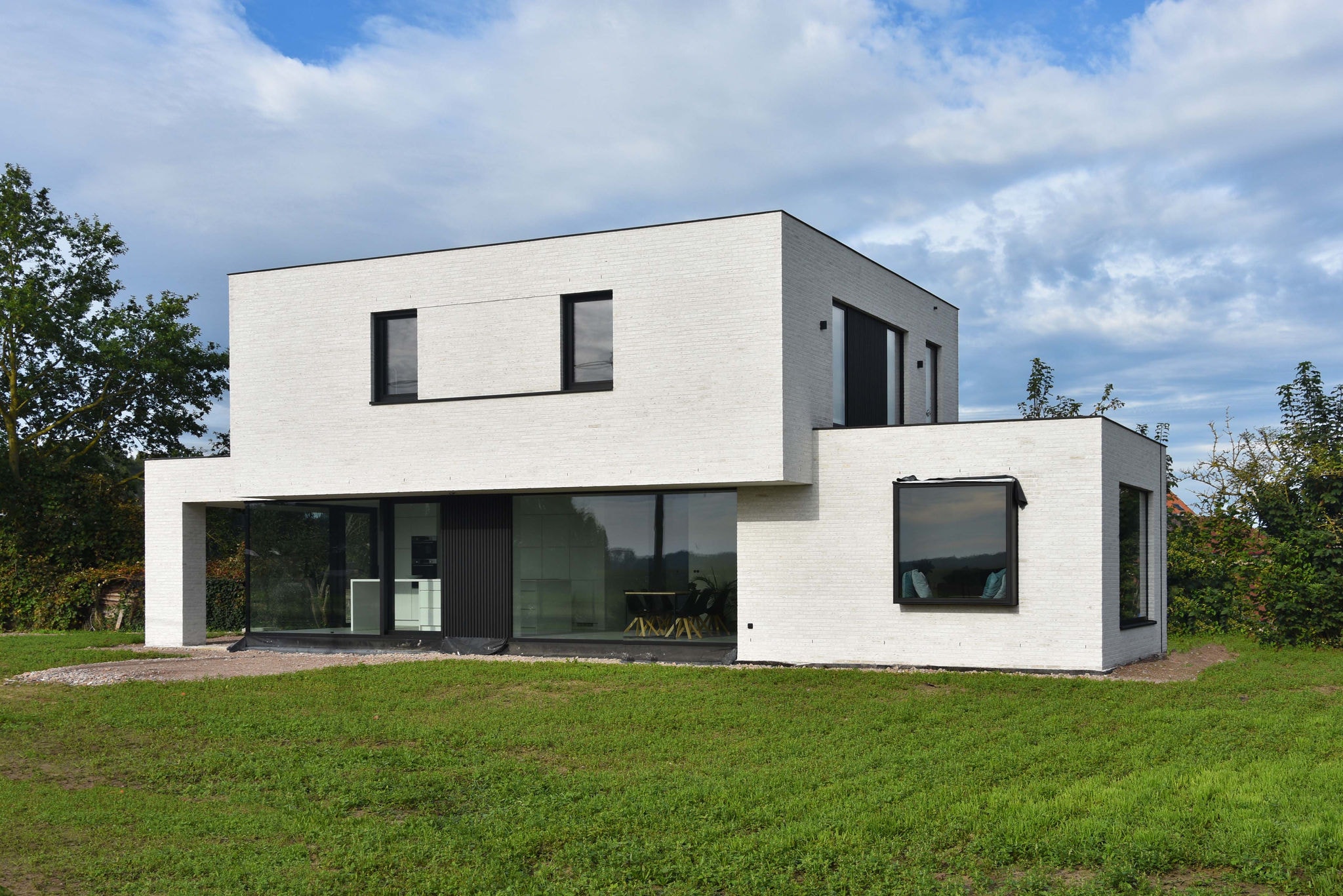 Modernes, energieeffizientes Haus mit einer Luft-Wasser-Wärmepumpe von Daikin für nachhaltiges Heizen