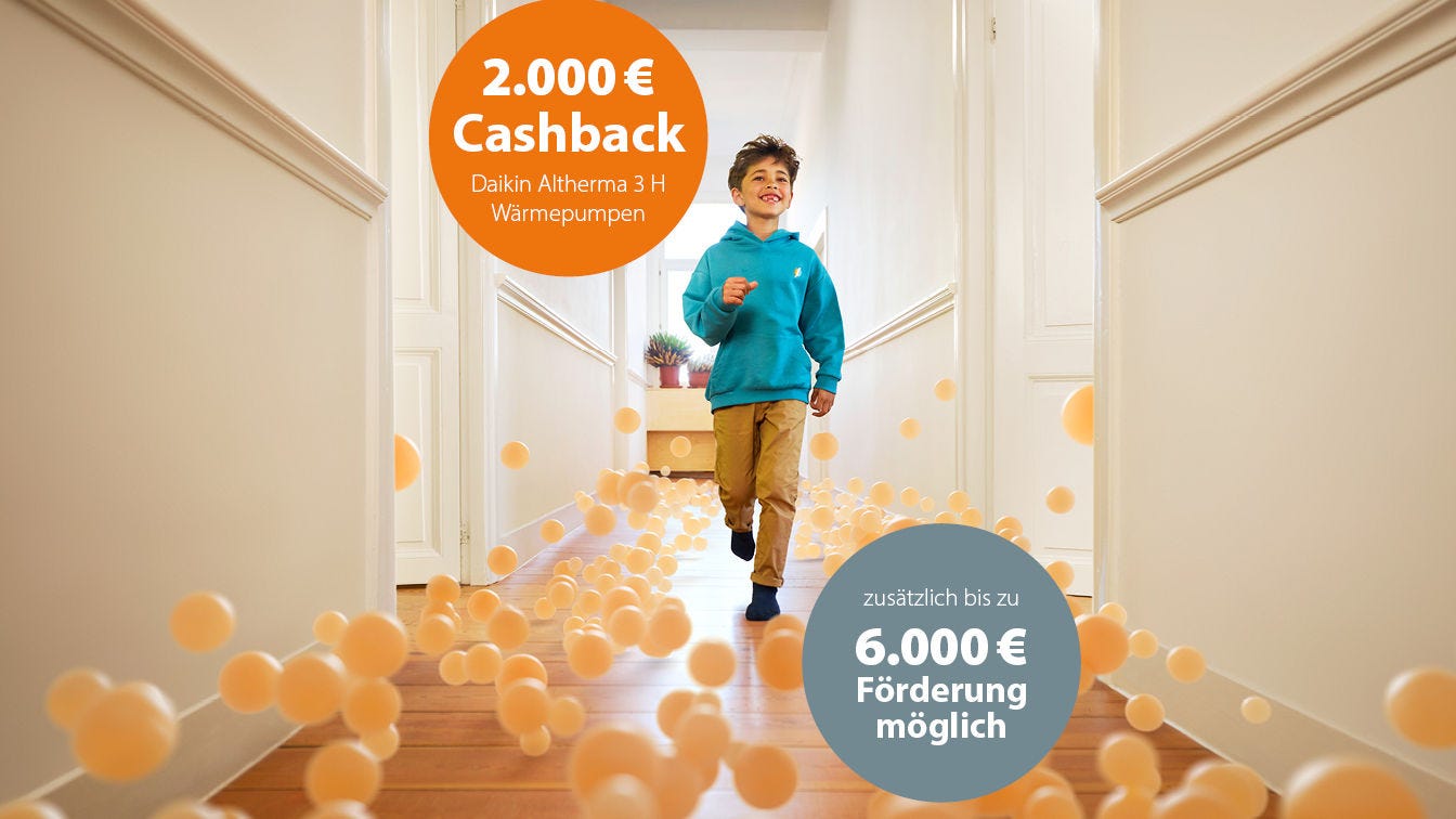 Bub läuft einen Flur entlang