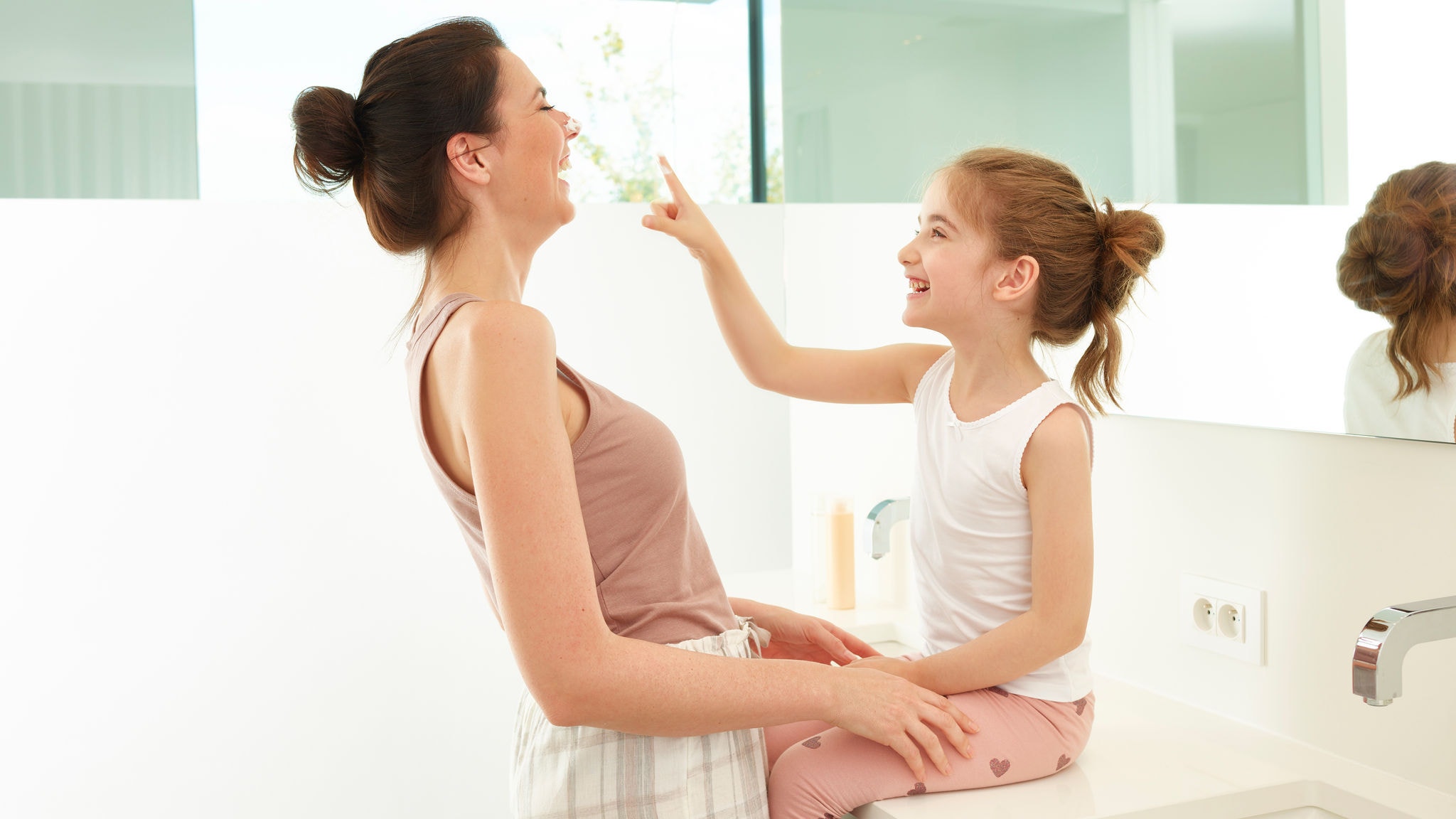 Mutter und Tochter albern im Bad herum