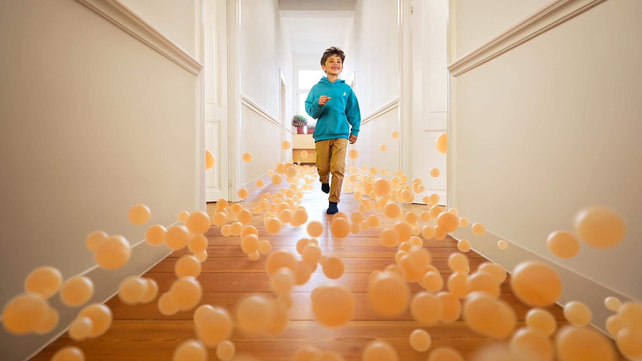 Kind, den Flur entlang laufend