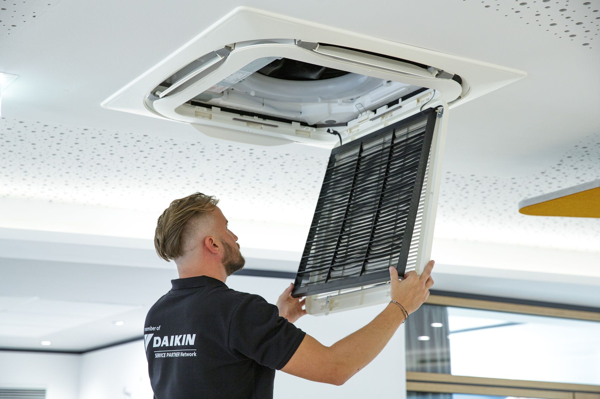 Servicetechniker reinigt den Filter einer Roundflow Kassette