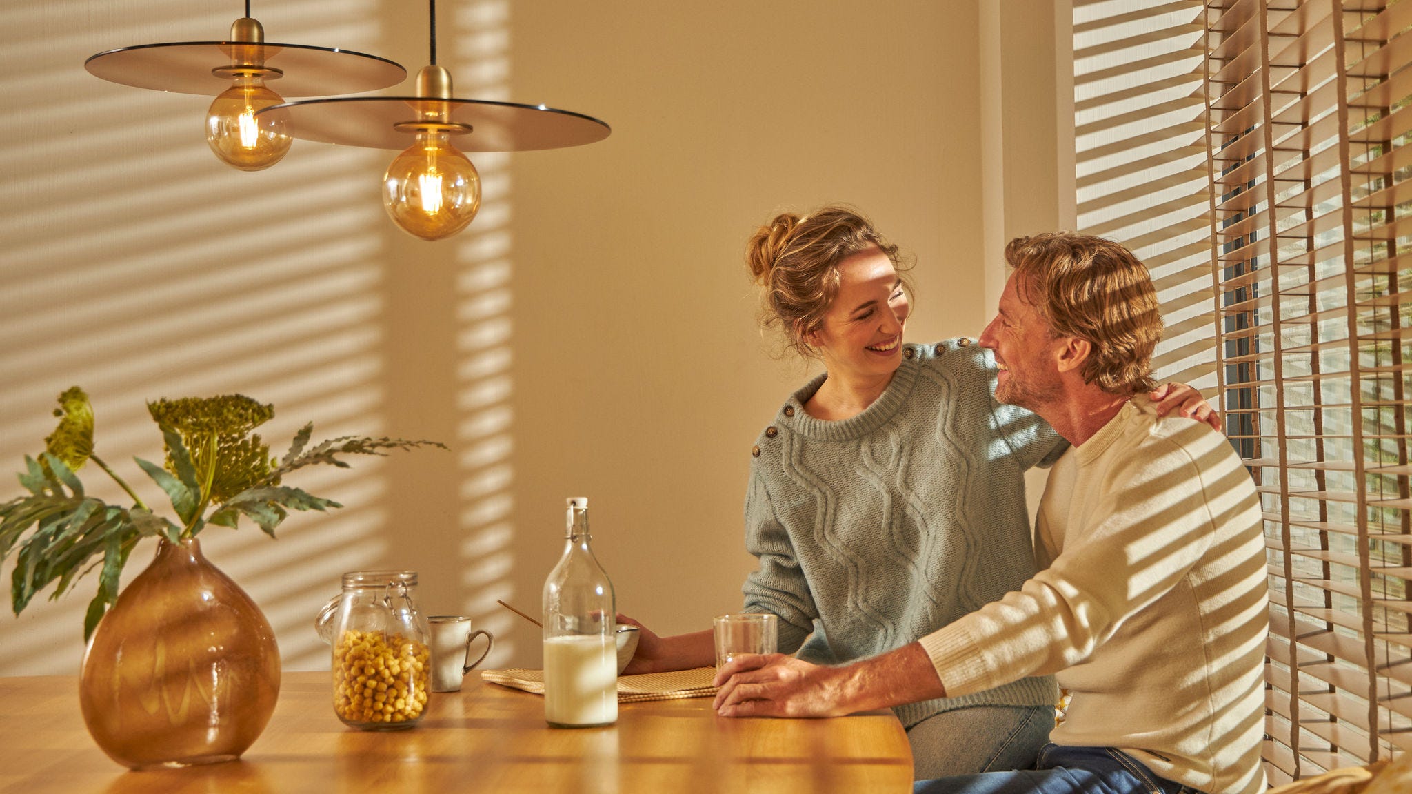 Paar am Küchentisch sitzend