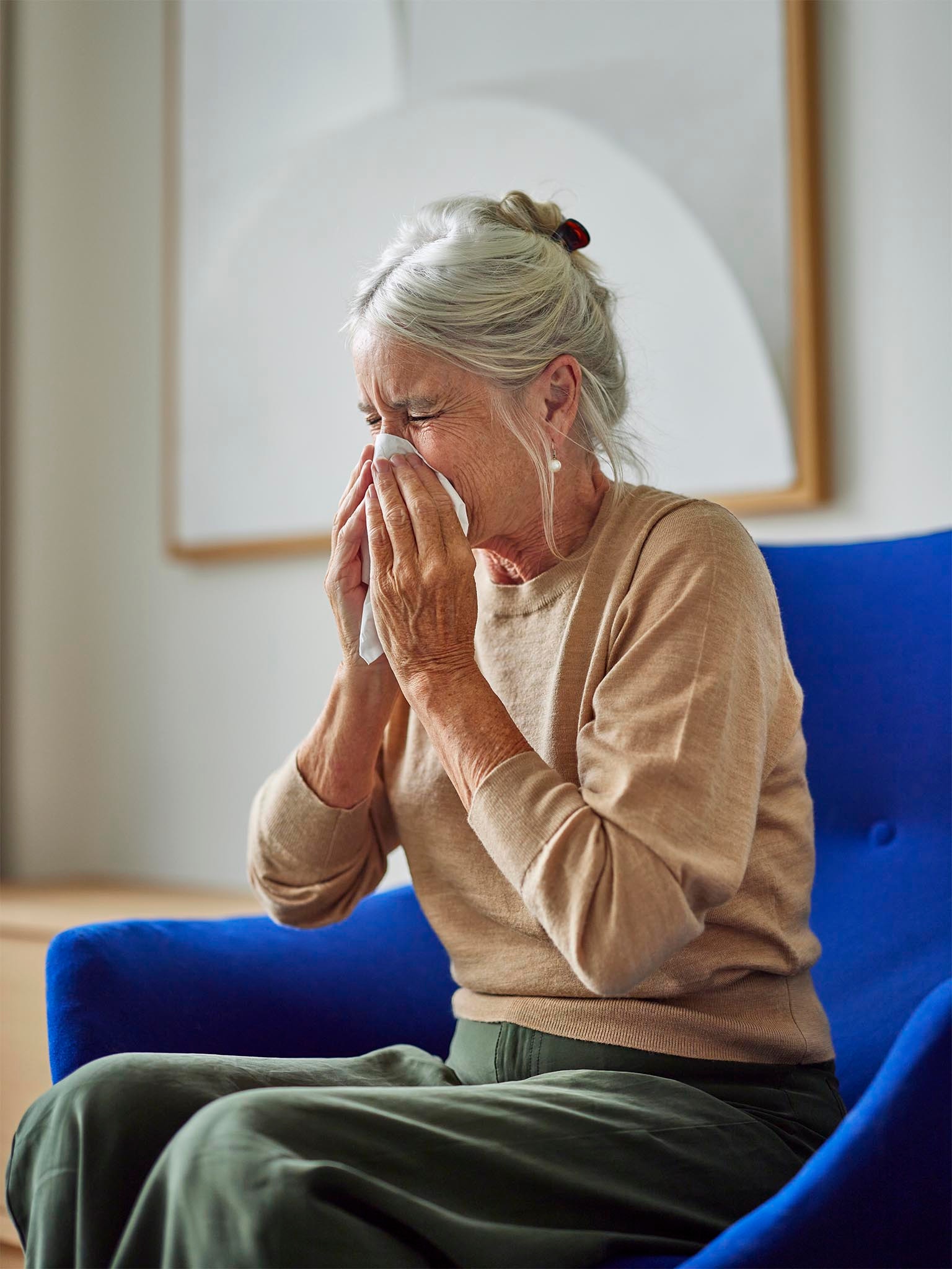 Eine Frau, die aufgrund einer Allergie niest