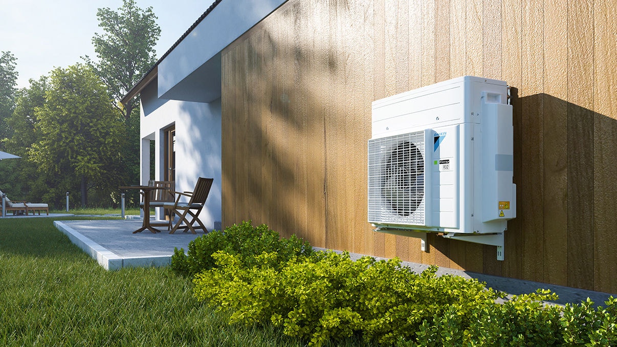 Außengerät eines Wärmepumpensystems, installiert neben der Terrasse