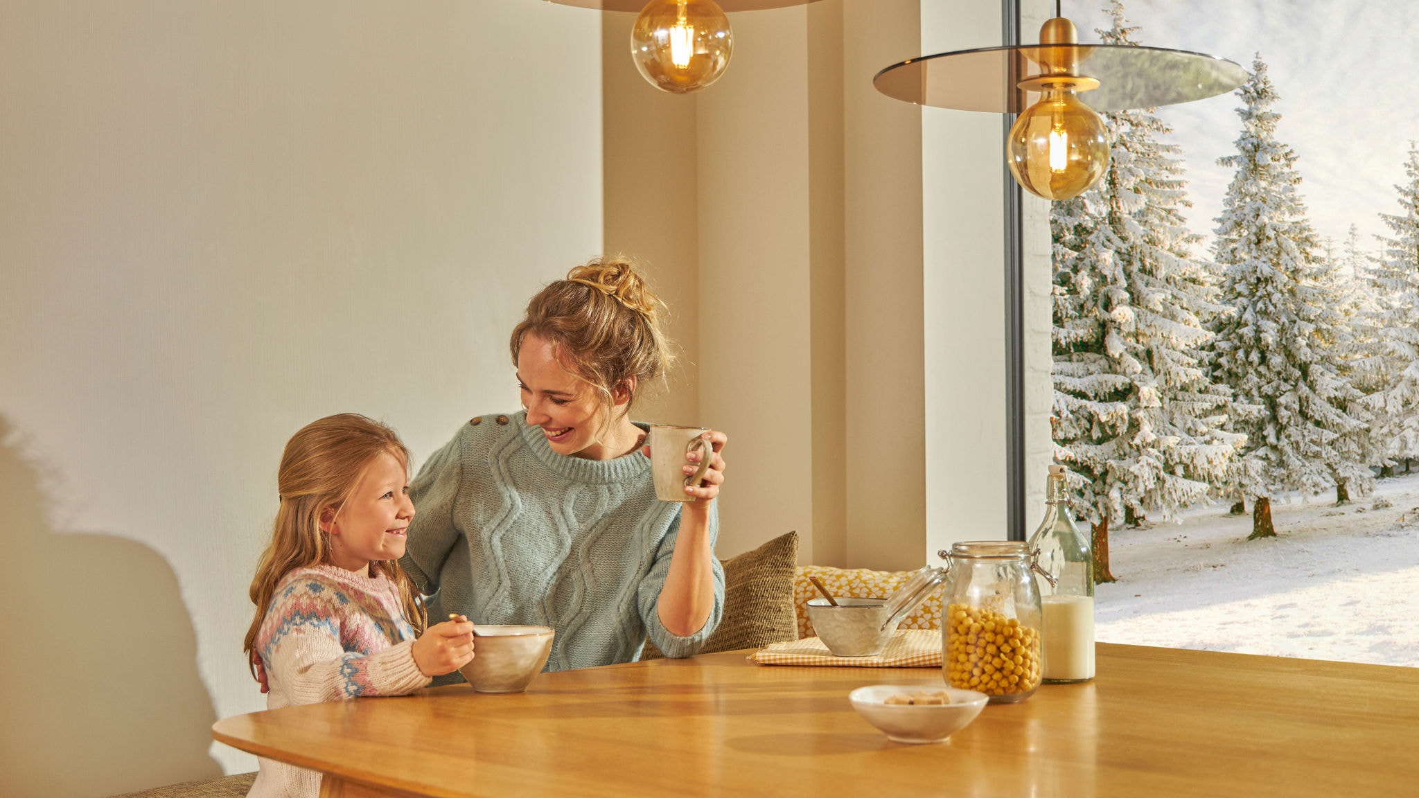 Mutter und Tochter genießen dank Daikin einen schönen Moment bei angenehmer Temperatur
