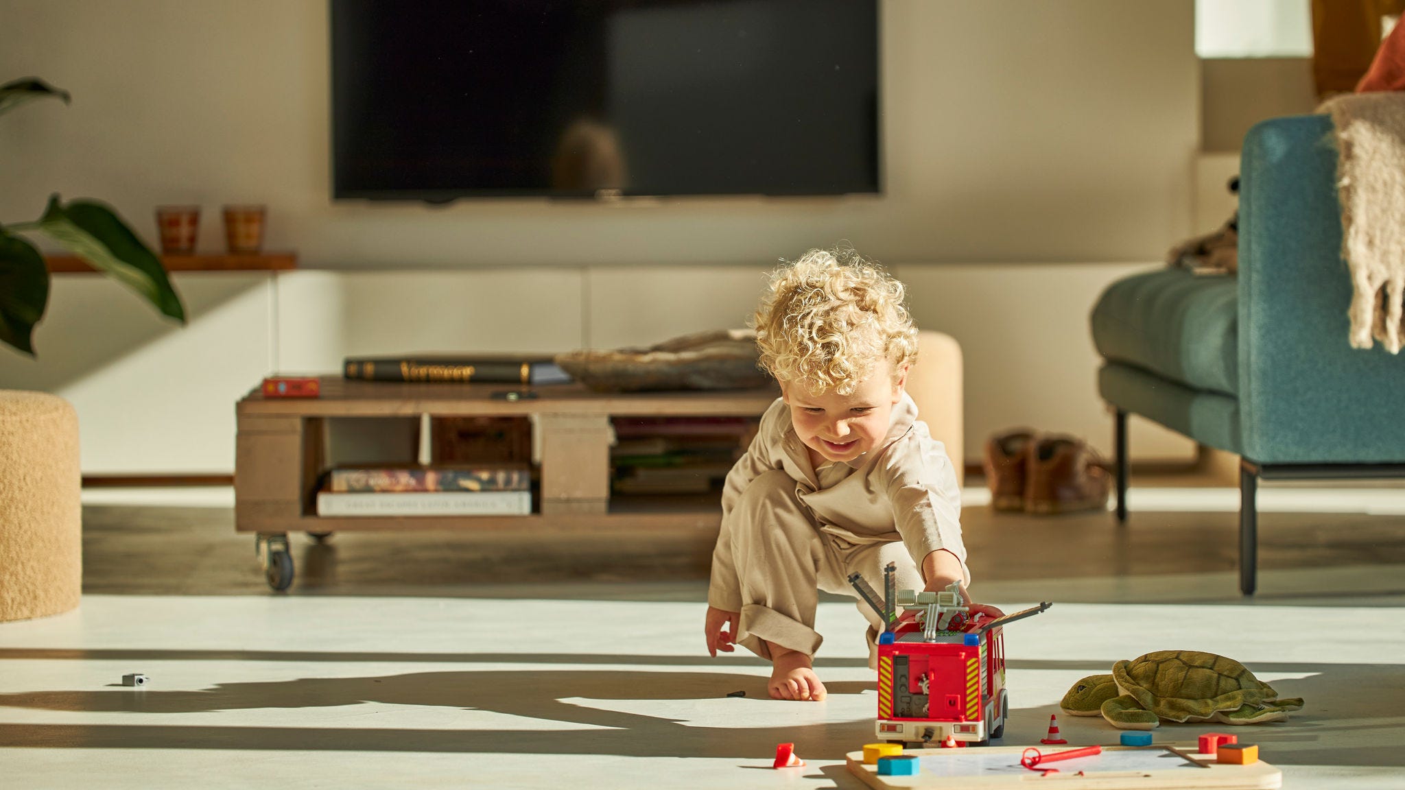 Ein Kind spielt mit seinem Spielzeug