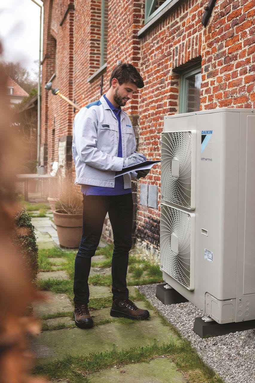 Ein Mann installiert ein Außengerät