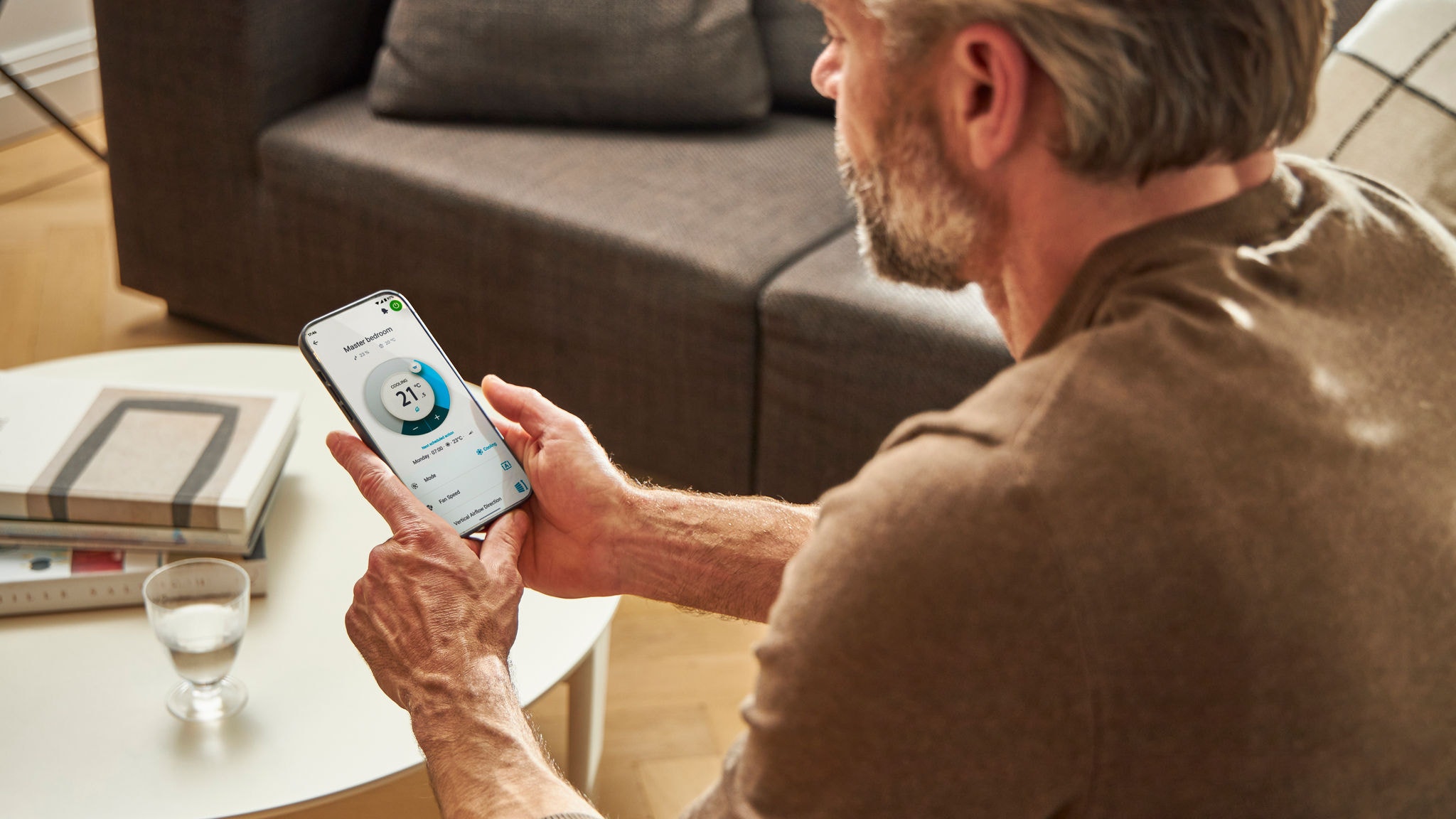 Ein Mann bedient sein Heizsystem via App