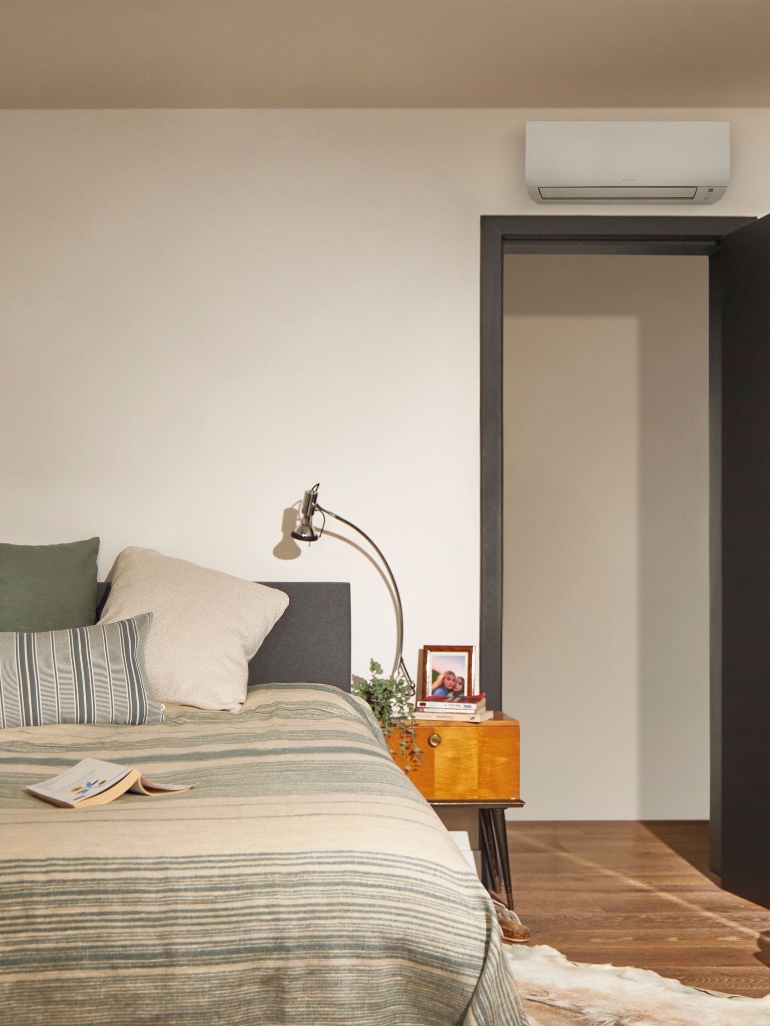 Gemütliches Schlafzimmer, geheizt durch eine Wärmepumpe, die für Energieeinsparungen und Komfort sorgt