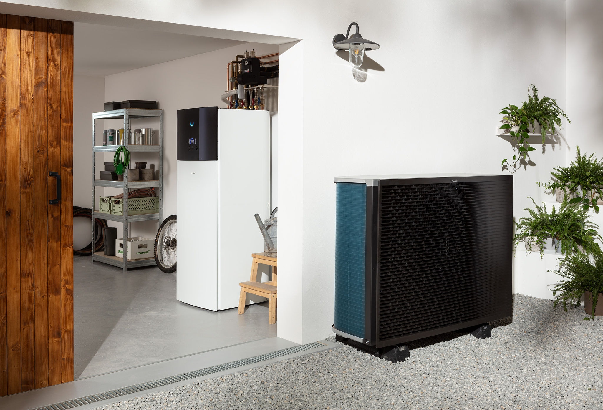 In einem Abstellraum installierte Daikin Altherma-Wärmepumpe