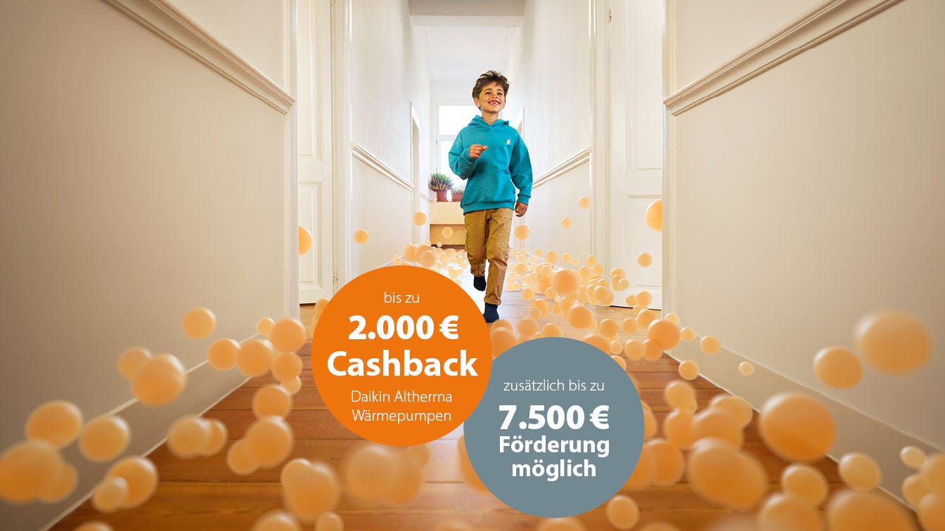 Kind, den Flur entlang laufend