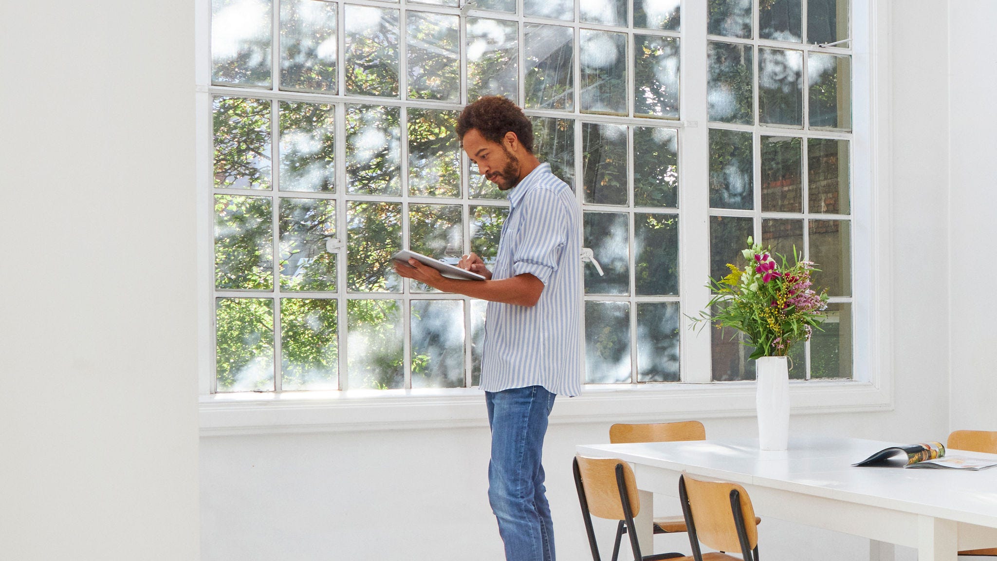 Ein Mann informiert sich über Daikin Wärmepumpen als Ersatz für seine derzeitige Heizung.