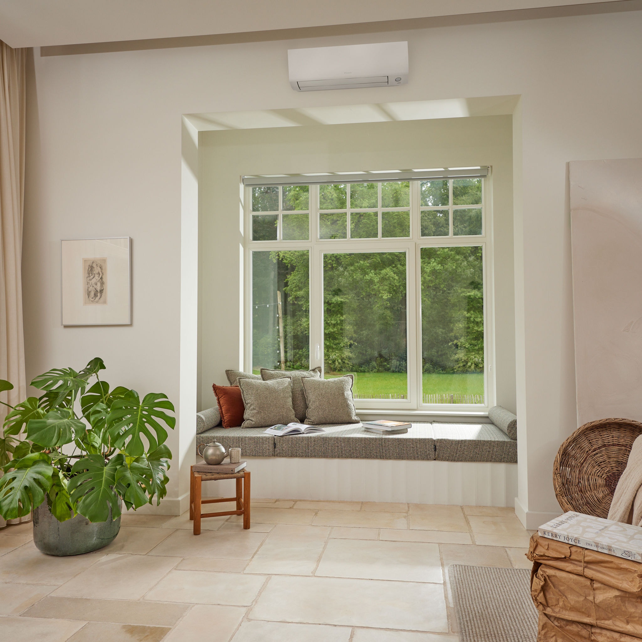 Klimatisierungssystem im Wohnzimmer, den Komfort und die Kühle einer DAIKIN Komfortlösung verdeutlichend