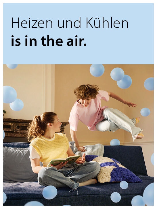 Bruder und Schwester am Sofa sitzen