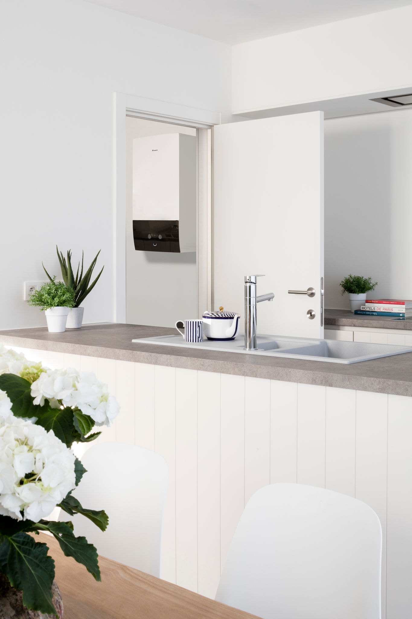 Daikin Altherma Luft-Wasser-Wärmepumpe in einem Vorratsraum mit Warmwasserbereitung