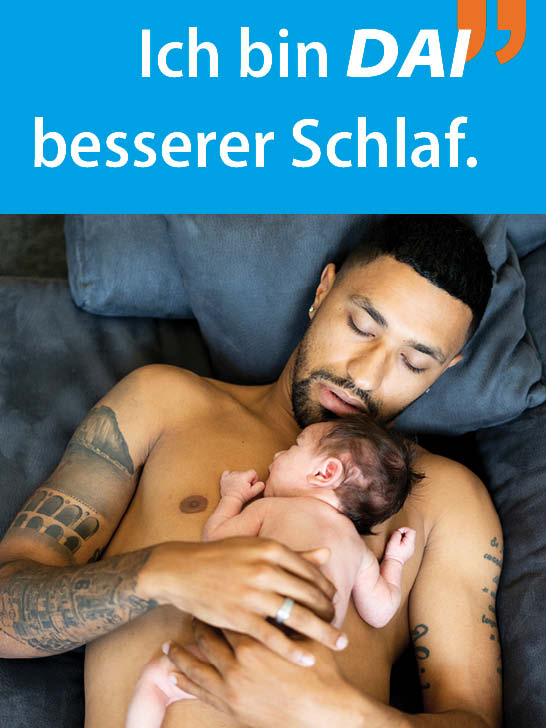 Mann mit Baby schlafend