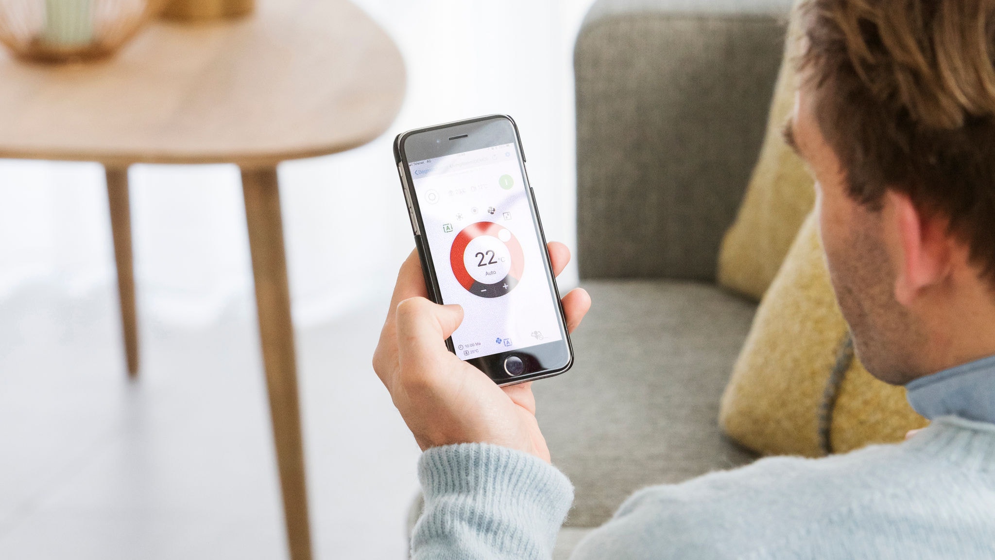 Mann nutzt die Onecta App auf seinem Smartphone