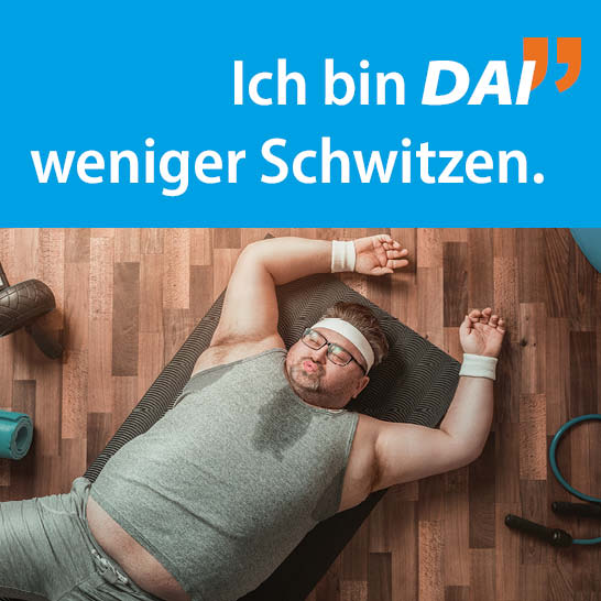 Mann schwitzend am Boden liegend