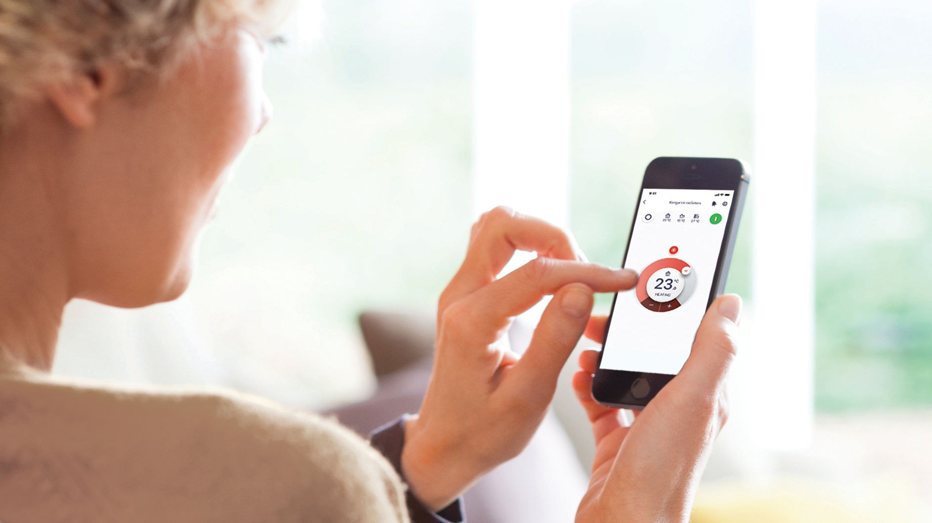 Eine Frau nutzt die Onecta App auf ihrem Smartphone