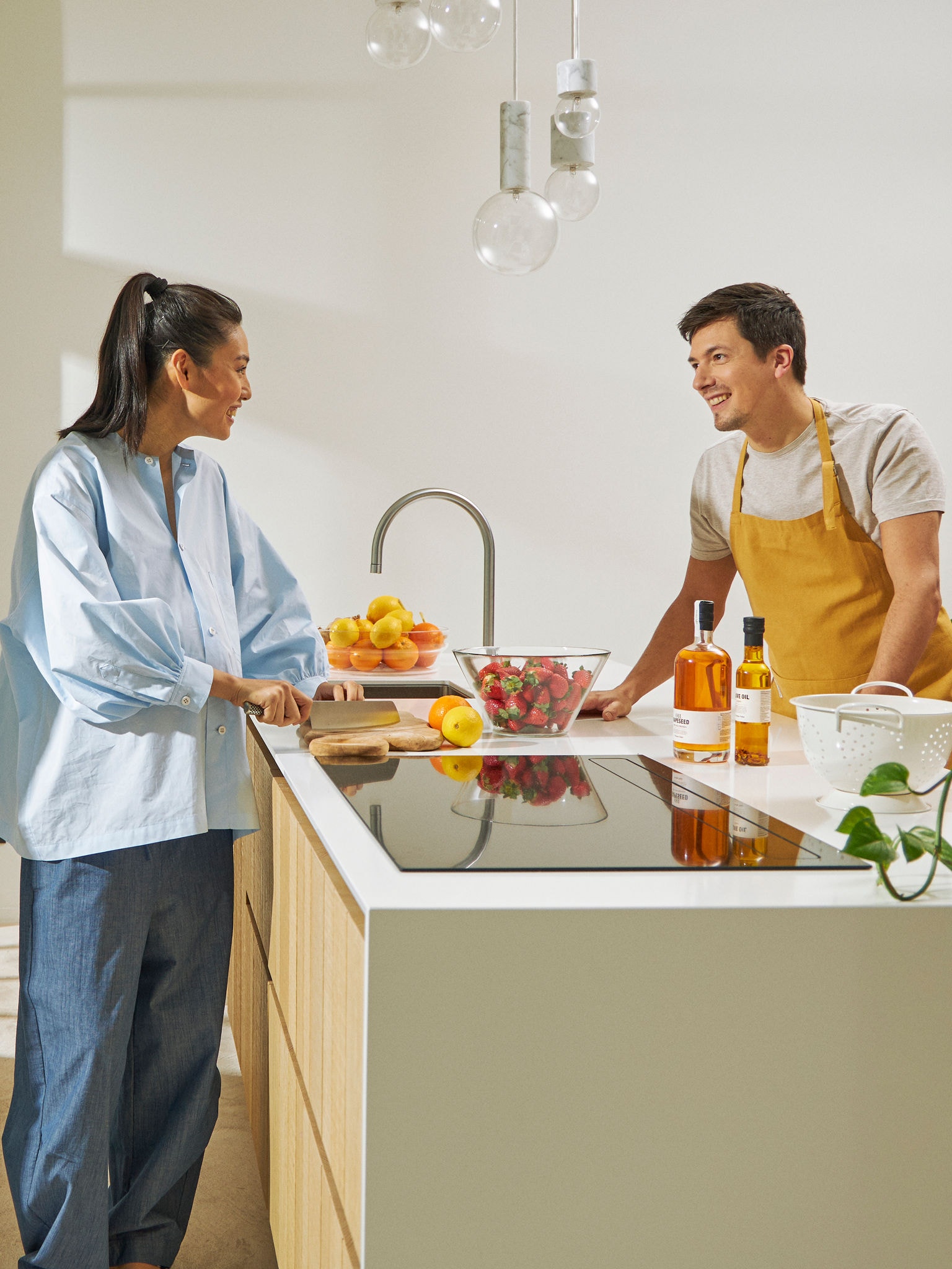 Paar kocht gemeinsam in der Küche