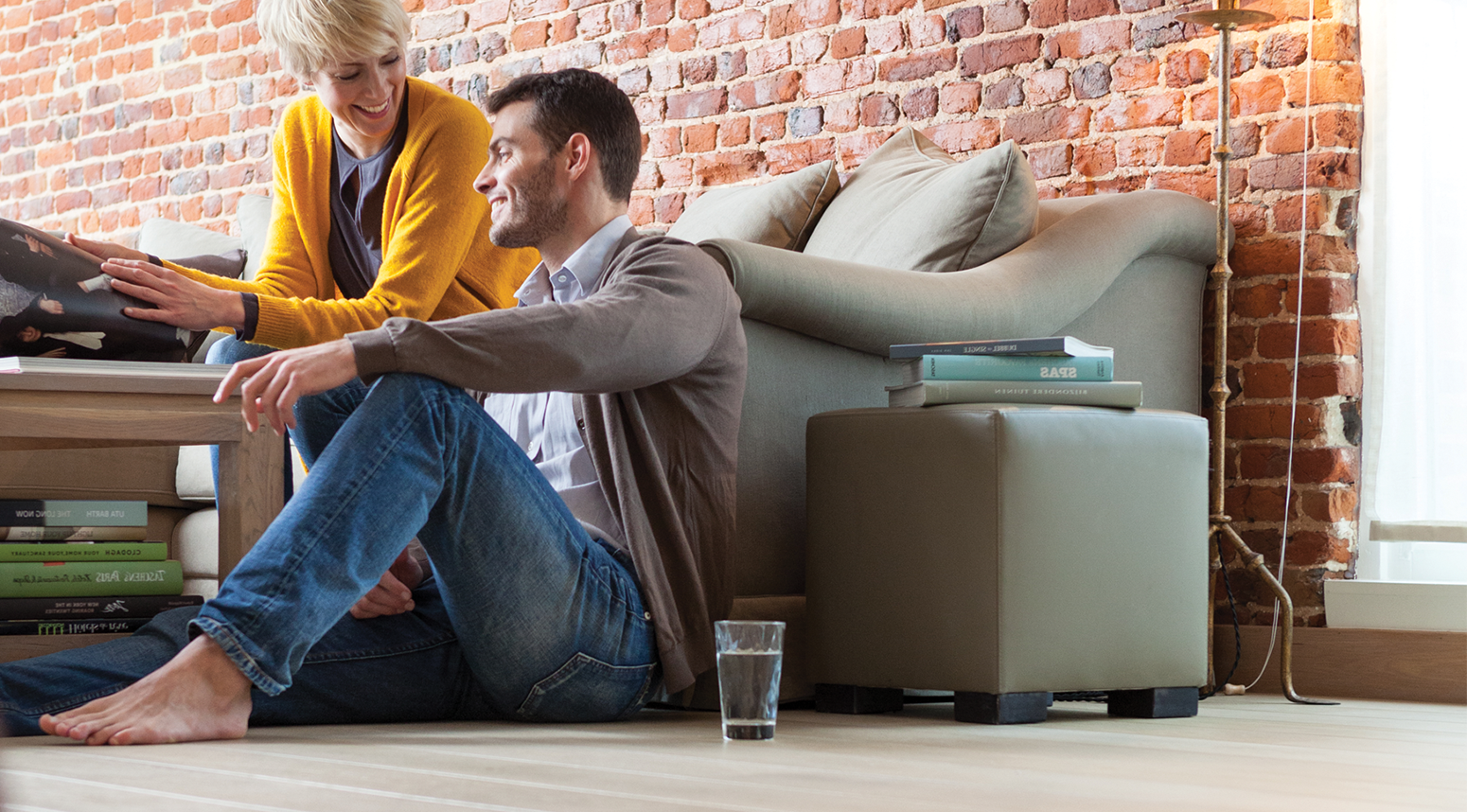 Paar im Wohnzimmer sitzend