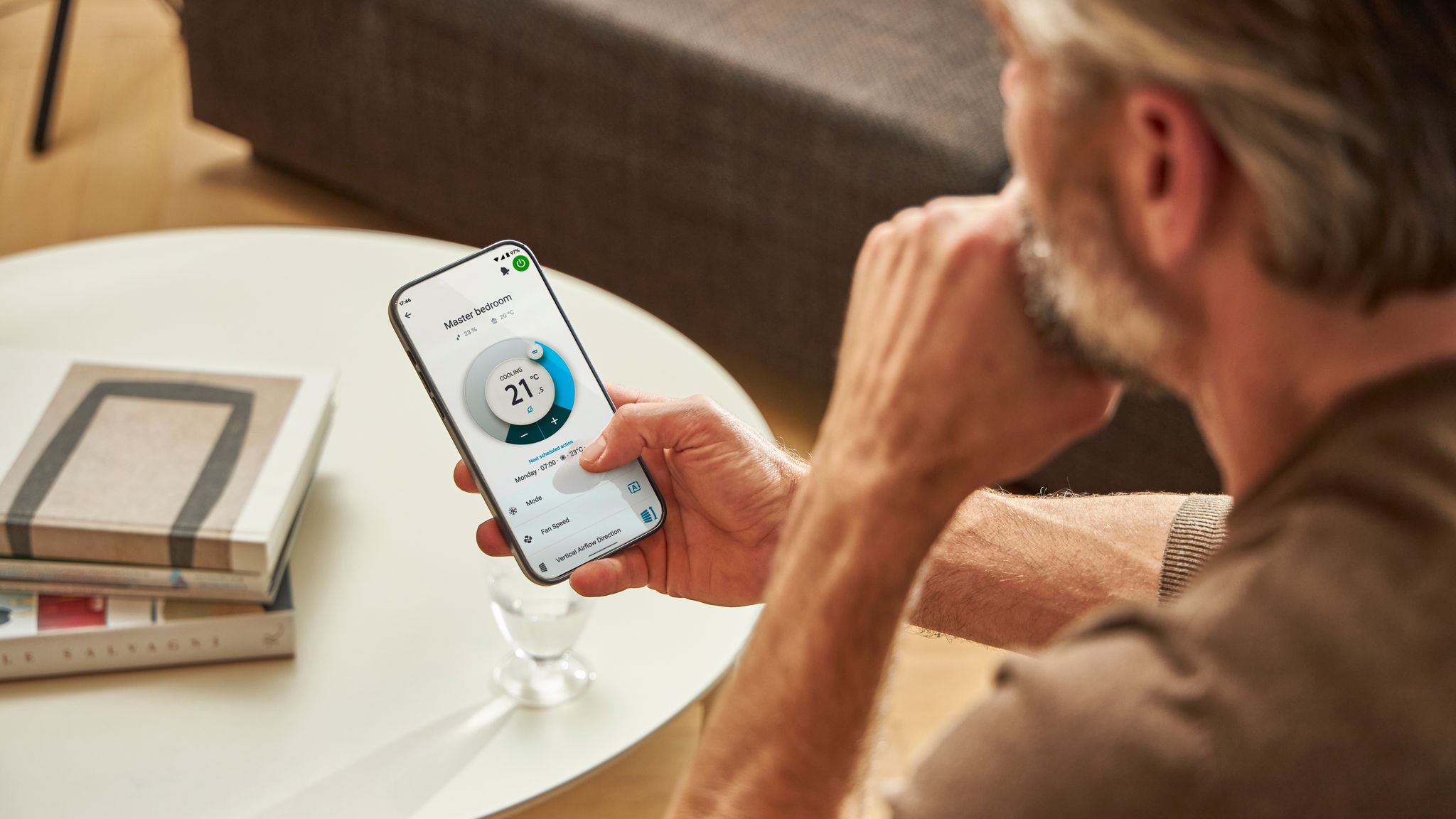 Ein Mann verwendet die Onecta App