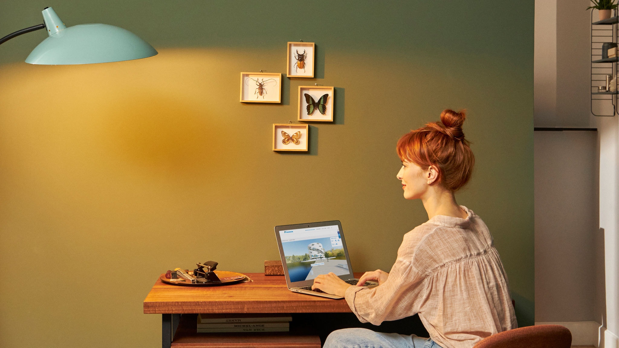 Frau mit Laptop