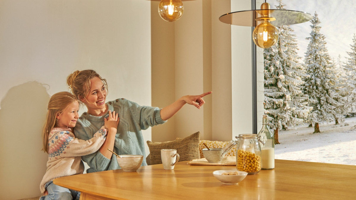 Mutter mit Kind am Esstisch sitzend